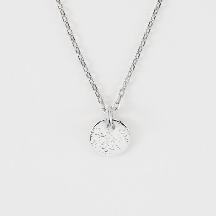 Pendentif enfant initiale personnalisé médaille martelée gravée argent 10 mm - texturée 2