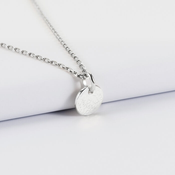 Pendentif enfant initiale personnalisé médaille martelée gravée argent 10 mm - texturée