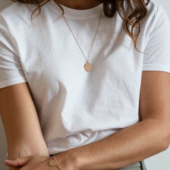 Pendentif personnalisé médaille martelée gravée plaqué or 19 mm - duo martelée