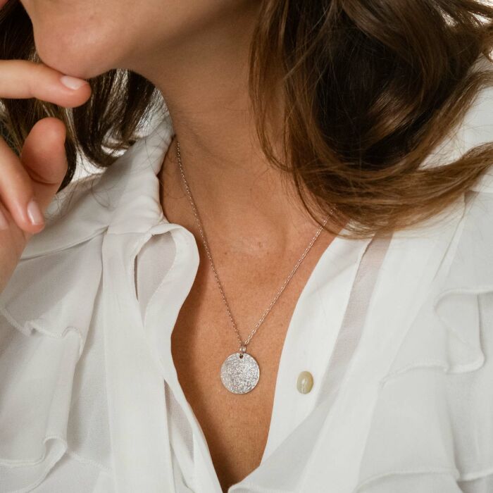 Pendentif personnalisé médaille martelée gravée argent 19 mm - porté recto martelé