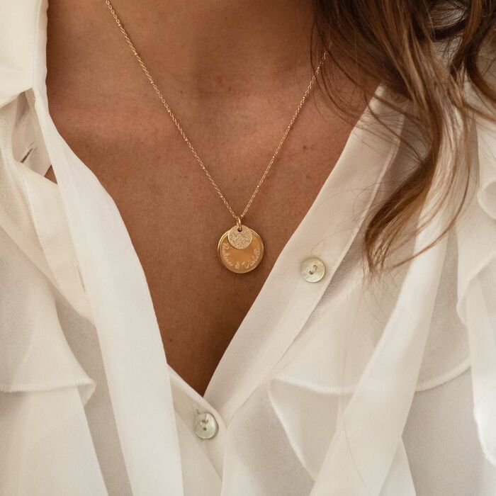 Pendentif réversible personnalisé double médailles martelées gravées plaqué or 10 mm et 19 mm - porté recto