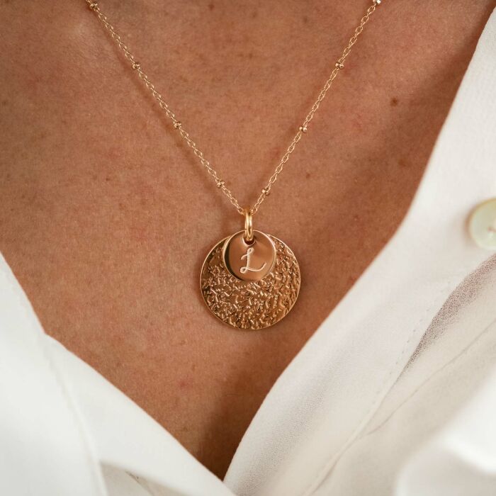 Pendentif réversible personnalisé double médailles martelées gravées plaqué or 10 mm et 19 mm - porté réversible verso