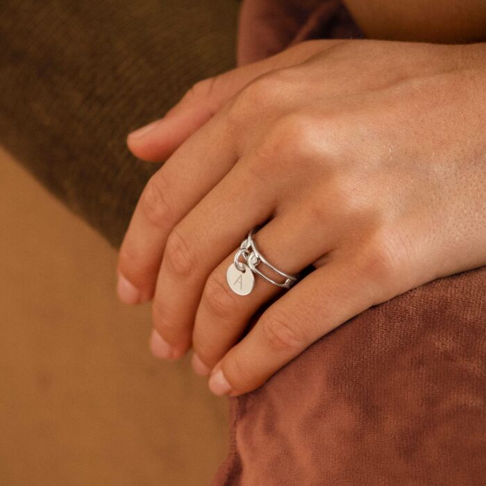 Bague chaine maille large argent personnalisée médaille gravée 10 mm - porté initiale A