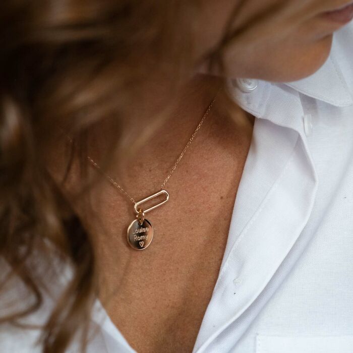 Collier chaîne ovale ouvert personnalisé médaille gravée plaqué or 15 mm - prénoms et pictogramme