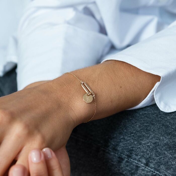 Bracelet chaîne ovale ouvert personnalisé médaille gravée plaqué or 10 mm - lettre R