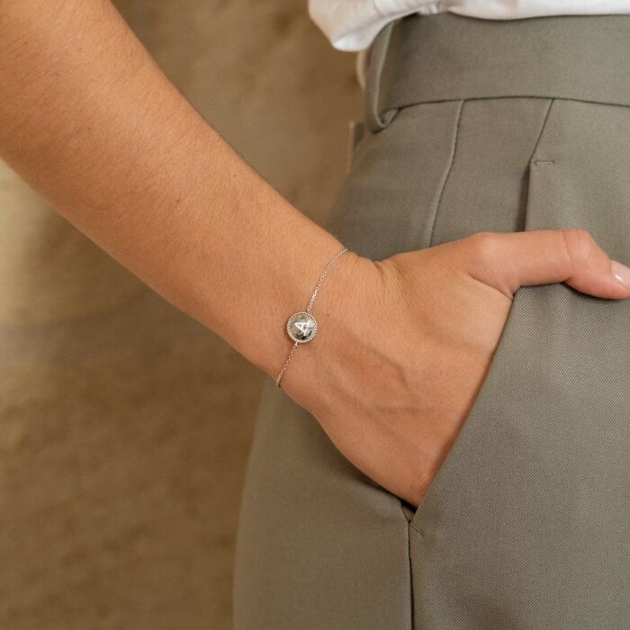 Bracelet chaîne bohème personnalisé médaille gravée argent initiale 11 mm - porté