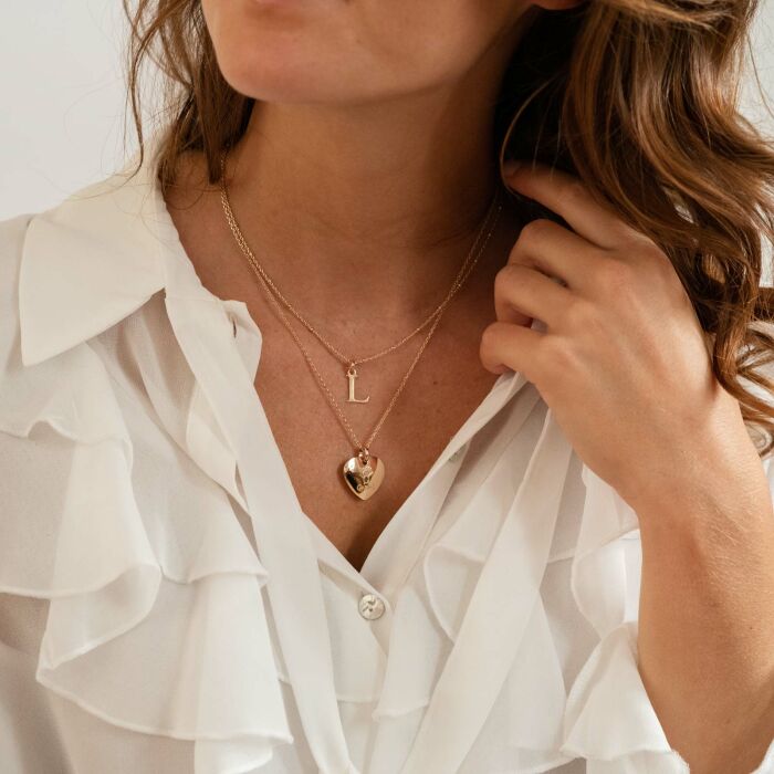 Pendentif personnalisé médaille gravée plaqué or coeur bombé 21x20 mm - porté