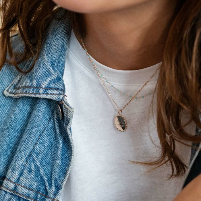 Pendentif personnalisé médaille vintage dentelée gravée plaqué or 17 mm - porté