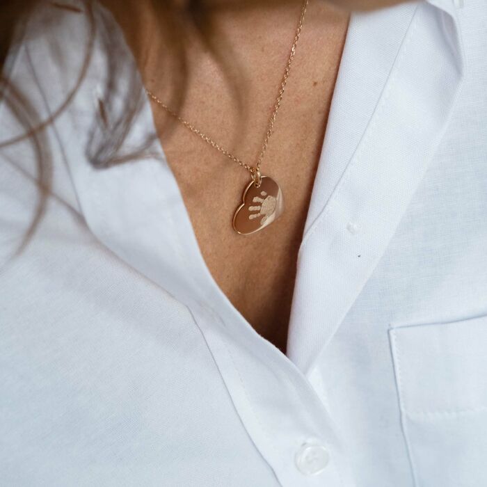 Pendentif personnalisé médaille gravée plaqué or coeur 19x21 mm - porté