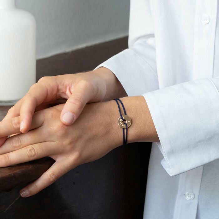 Bracelet personnalisé médaille gravée plaqué or cible 16mm - porté