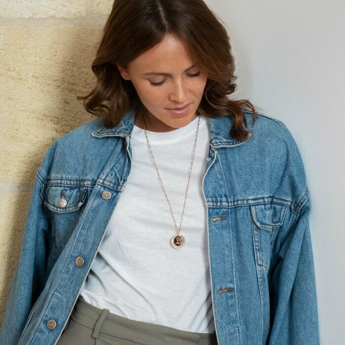 Pendentif personnalisé breloque nacre 25 mm et médaille gravée plaqué or 19 mm - porté