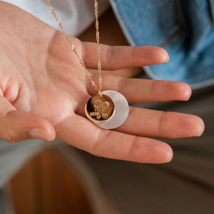 Pendentif personnalisé breloque nacre 25 mm et médaille gravée plaqué or 19 mm - gravure dessin