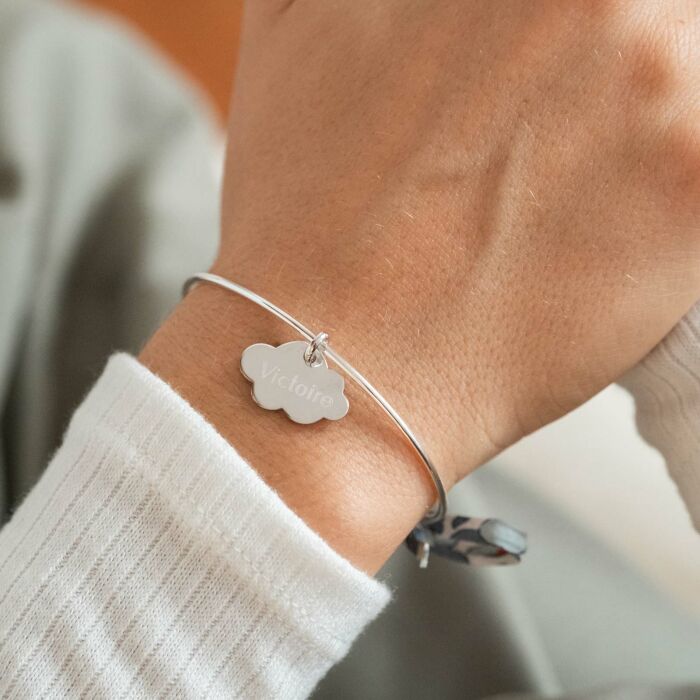 Bracelet personnalisé jonc argent et cordon Liberty médaille gravée nuage 20x14 mm - porté