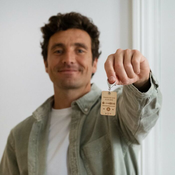 Porte clé musique personnalisé gravé bois médaille rectangle 55x35 mm - Spotify - Ambiance 2