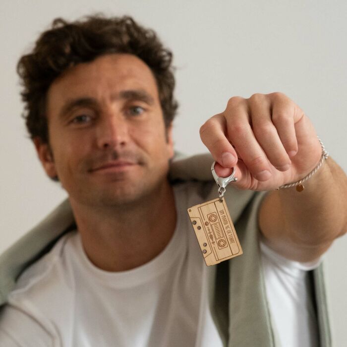 Porte clés musique personnalisé gravé bois médaille cassette rétro 55x35 mm - Spotify - Ambiance