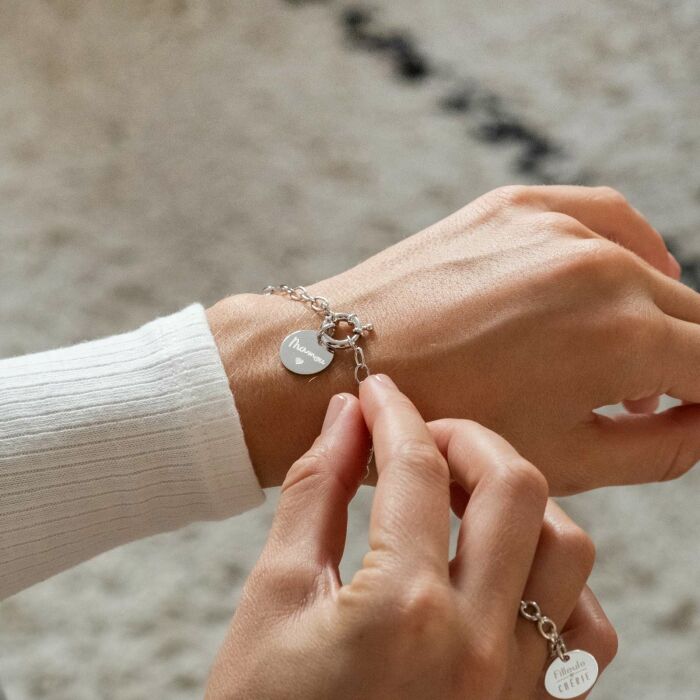 Bracelet personnalisé chaine fermoir marin médaille gravée argent 15 mm - Ambiance