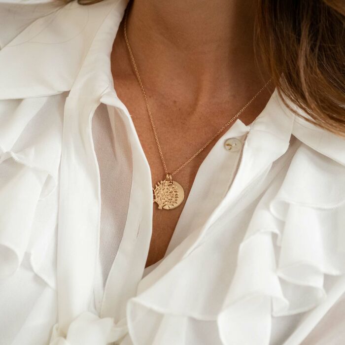 Pendentif famille personnalisé arbre de vie et médaille gravée plaqué or 19 mm - Porté 2