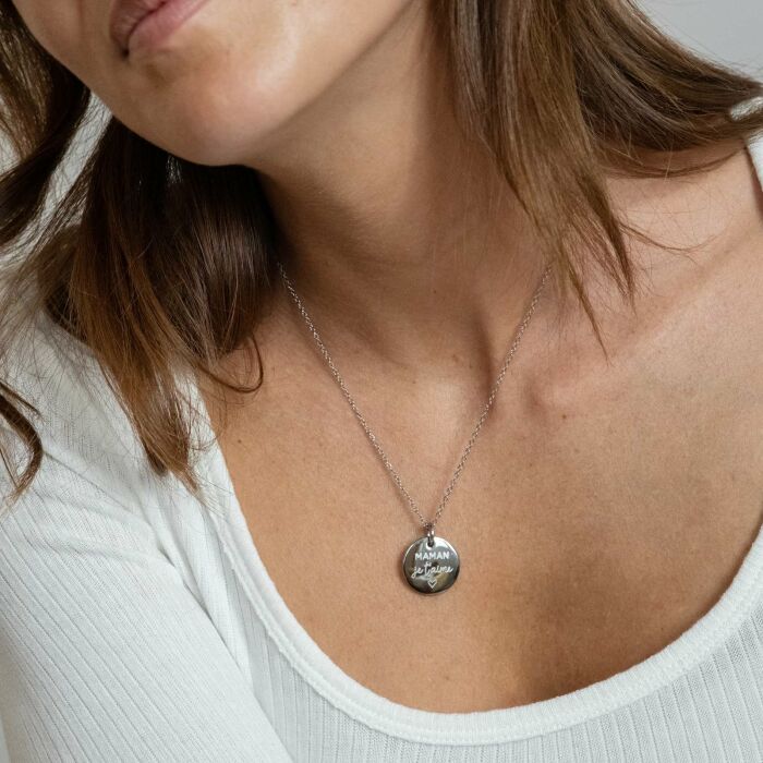 Pendentif personnalisé médaille gravée acier 20 mm - porté