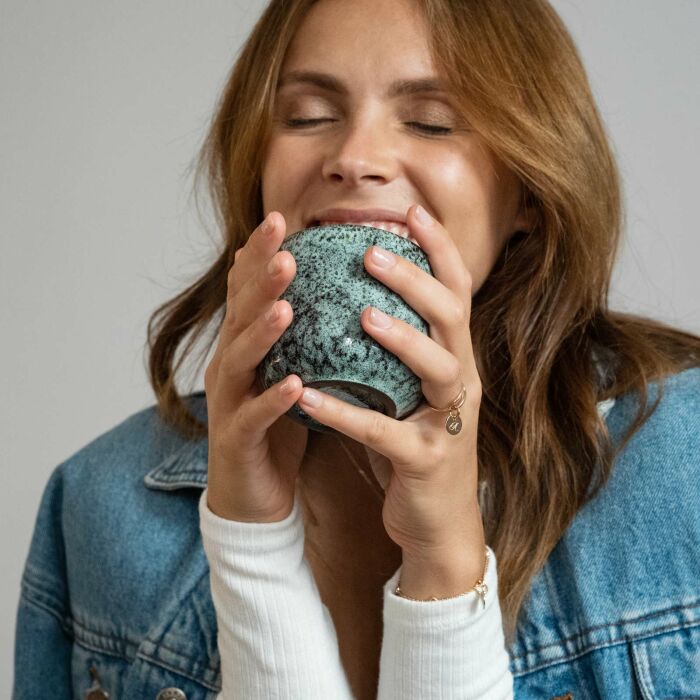 Bague ovale ouverte plaqué or personnalisée médaille gravée 10 mm - portée