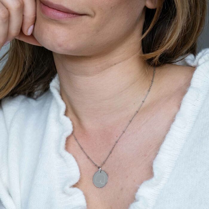 Pendentif silhouette personnalisé médaille argent 19 mm -  "Profil gravé" - porté