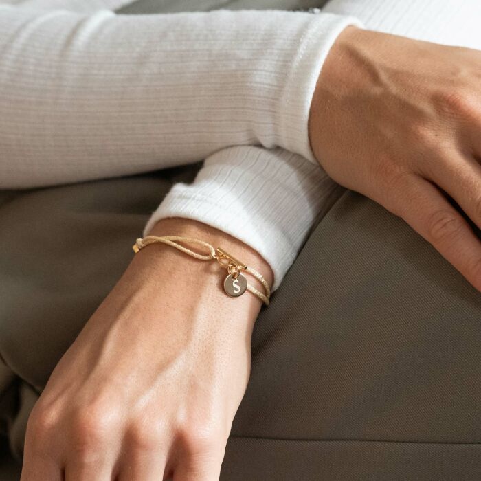Bracelet fermoir personnalisé cordon pailleté médaille gravée plaqué or initiale 10 mm - lettre S porté