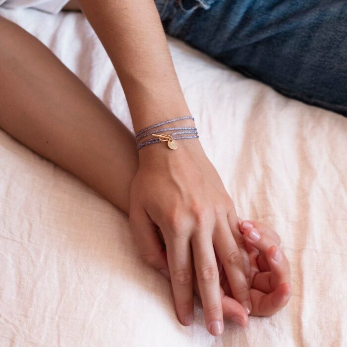 Bracelet fermoir personnalisé cordon 3 tours pailleté médaille gravée plaqué or initiale 10 mm - alphabet O porté