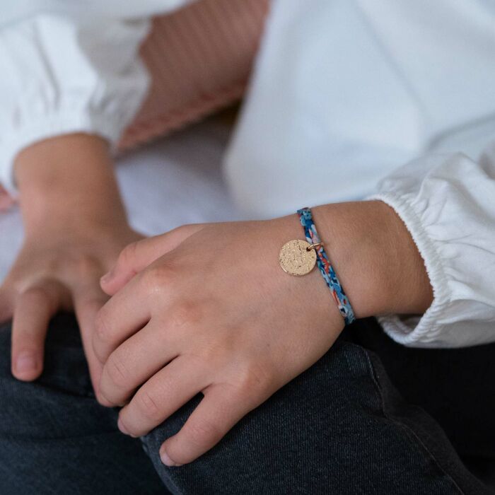 Bracelet enfant Liberty personnalisé médaille martelée gravée plaqué or 15 mm - texturée portée