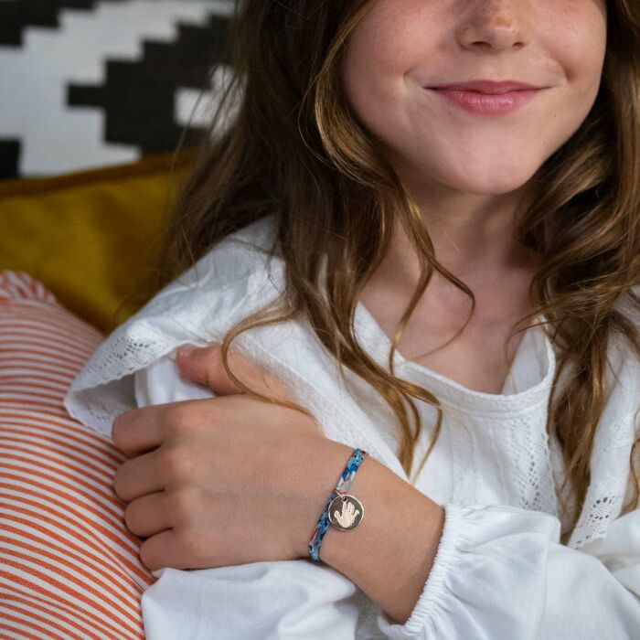 Bracelet enfant Liberty personnalisé médaille martelée gravée plaqué or 15 mm - empreinte main porté