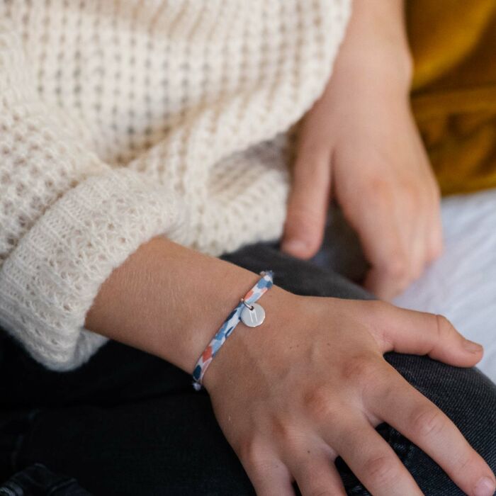Bracelet enfant personnalisé Liberty médaille martelée gravée initiale argent 10mm - lettre M porté