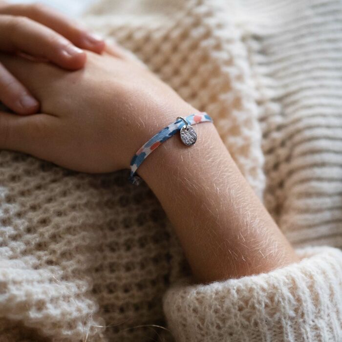 Bracelet enfant personnalisé Liberty médaille martelée gravée initiale argent 10mm - ambiance 1