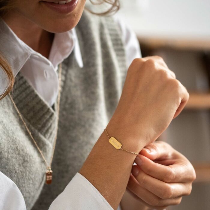 Bracelet chaine personnalisé médaille gravée plaqué or plaque 20x8 mm - bracelet porté simple