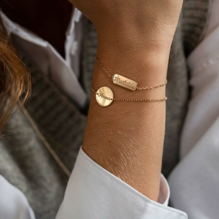 Bracelet chaine personnalisé médaille gravée plaqué or plaque 20x8 mm - porté zoom