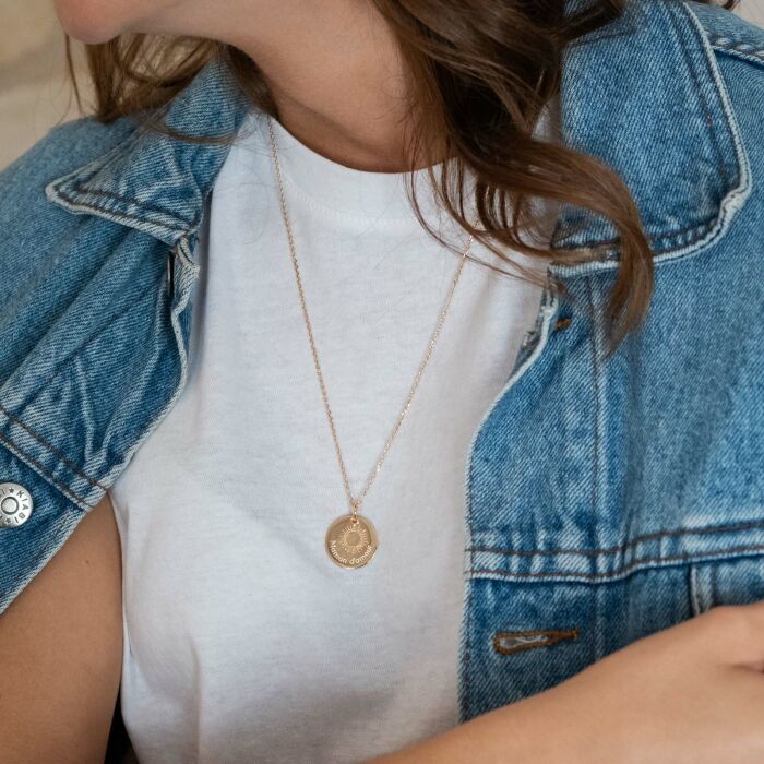 Pendentif réversible personnalisé médaille gravée plaqué or 19 mm et breloque soleil 10 mm - porté