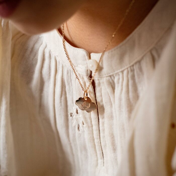 Pendentif baptême enfant personnalisé médaille gravée plaqué or nuage 20x14 mm - porté
