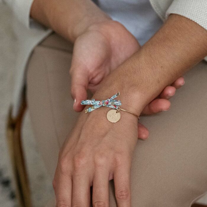 Bracelet personnalisé jonc plaqué or et cordon Liberty médaille gravée 15 mm - porté