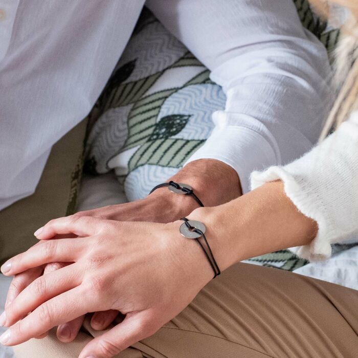 Duo de bracelets personnalisés médailles gravées argent cible 20 mm - ambiance