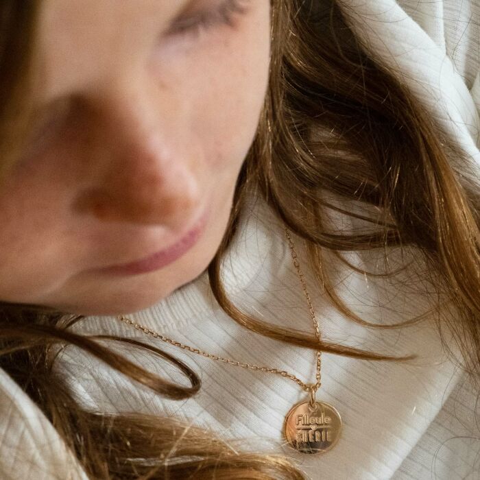 Pendentif enfant personnalisé médaille martelée gravée plaqué or 15 mm - porté