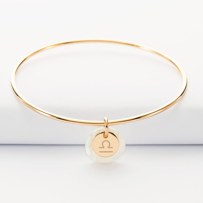 Bracelet personnalisé jonc plaqué or médaille gravée 10 mm et breloque nacre 15 mm - Astrologie