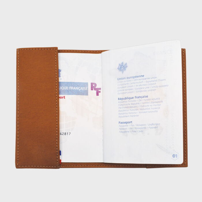 Porte passeport personnalisé lionne