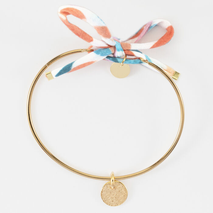 Bracelet personnalisé jonc plaqué or et cordon Liberty médaille martelée gravée 10 mm - face martelée plat
