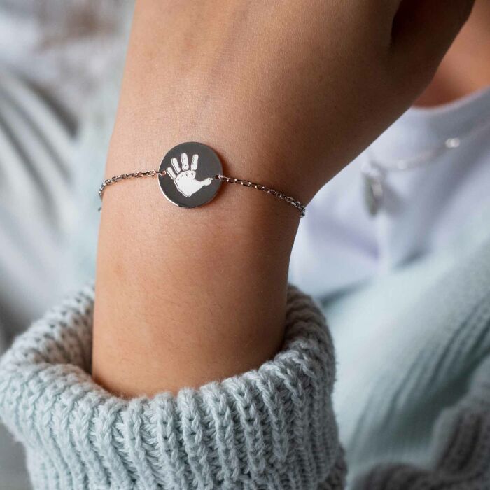 Bracelet enfant chaîne personnalisé médaille gravée argent 2 trous 15 mm - visuel porté enfant