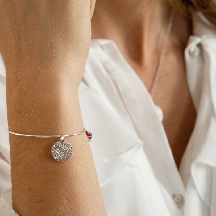 Bracelet personnalisé jonc argent et cordon Liberty médaille martelée gravée 15 mm - porté zoom