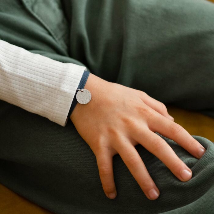 Bracelet enfant personnalisé cordon élastique médaille martelée gravée argent 15 mm - porté