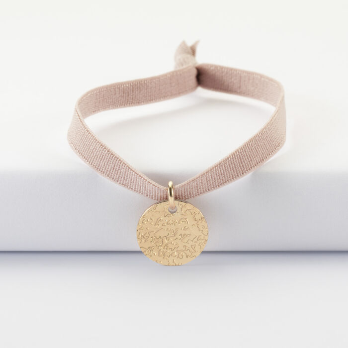 Bracelet enfant personnalisé cordon élastique médaille martelée gravée plaqué or 15 mm - face martelée