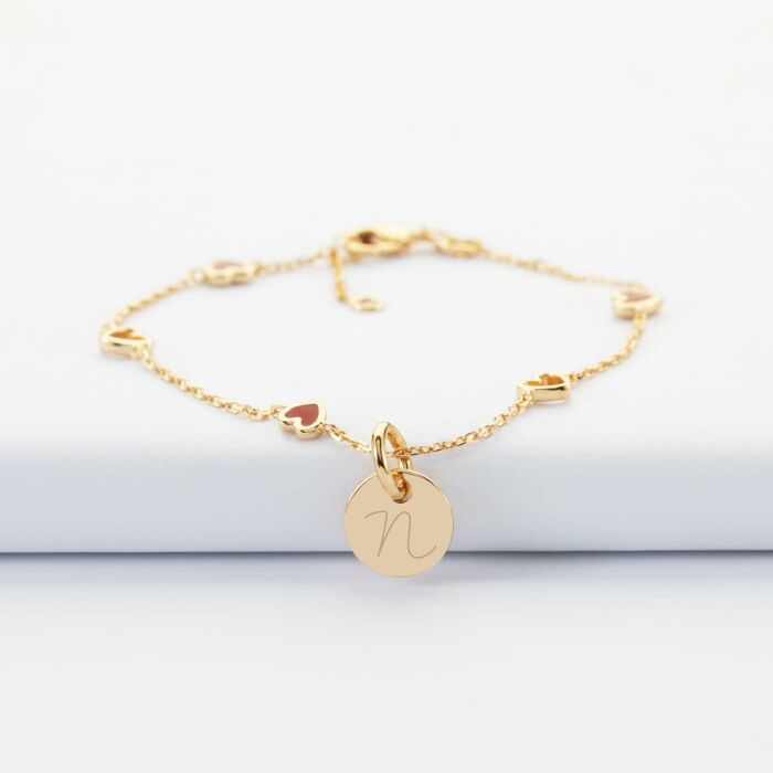 Bracelet chaîne cœurs ajourés et email médaille gravée plaqué or 10 mm - N