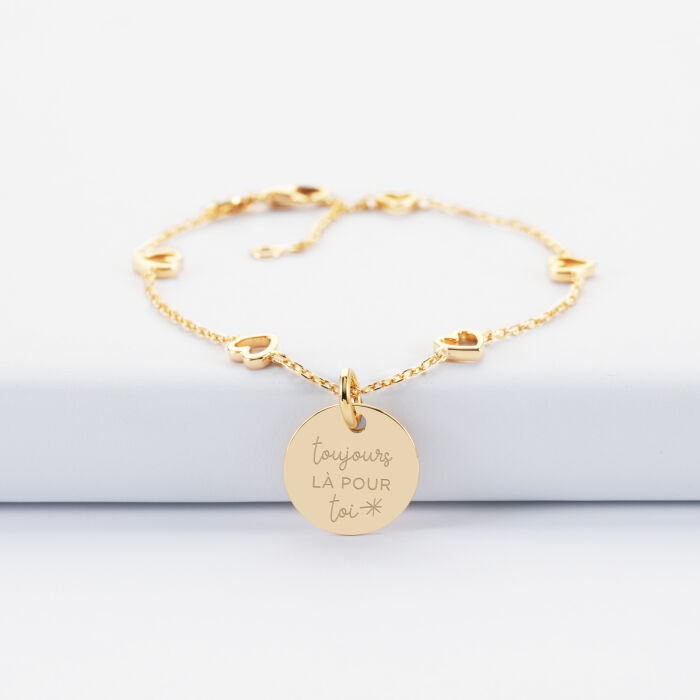 Bracelet chaîne cœurs ajourés personnalisé médaille gravée plaqué or 15 mm - illustration