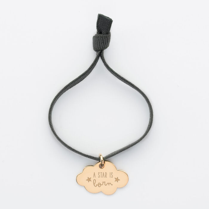 Bracelet enfant personnalisé cordon élastique médaille gravée plaqué or nuage 20x14 mm - illustration