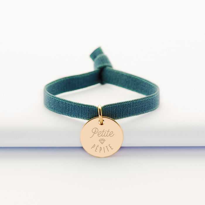 Bracelet enfant personnalisé cordon élastique médaille gravée plaqué or 15 mm - illustration