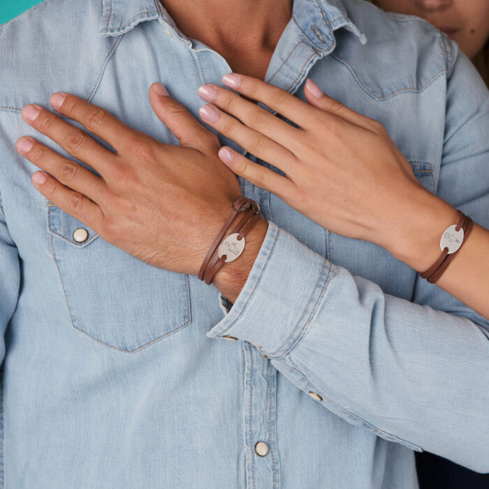 Duo de bracelets cuir personnalisés médailles gravée argent ovale 2 trous 25x16 mm - portés