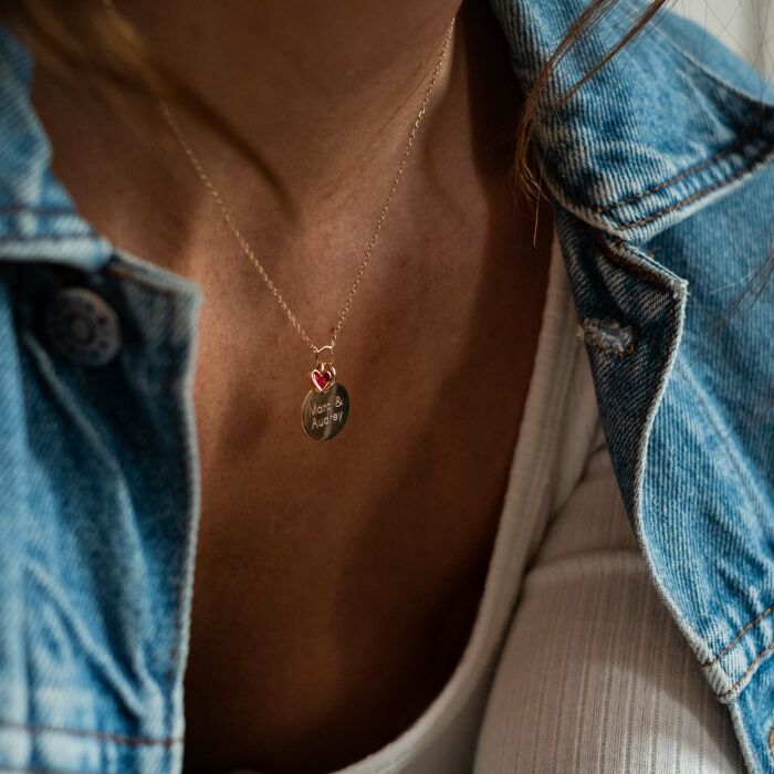 Collier cœur email rouge personnalisé médaille plaqué or 15 mm - porté zoom